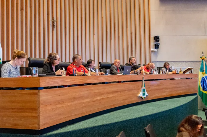 “Pedi água e me deram com creolina”, conta gari em comissão geral na Câmara Legislativa 