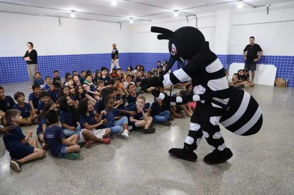 Com apoio da Saúde, escola Gente Sabida transforma férias em missão contra a dengue