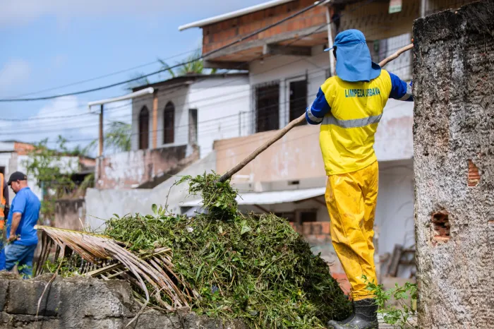 Prefeitura realiza ação de limpeza de canal no loteamento Talismã em Itinga