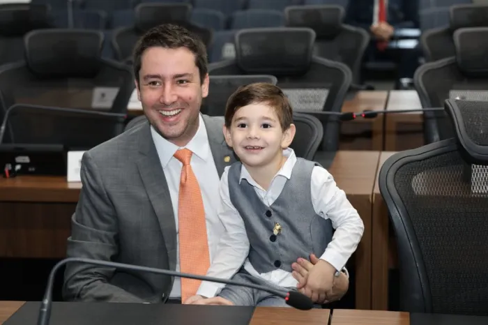 Projeto dispõe sobre remoção e reinstalação de postes instalados inadequadamente