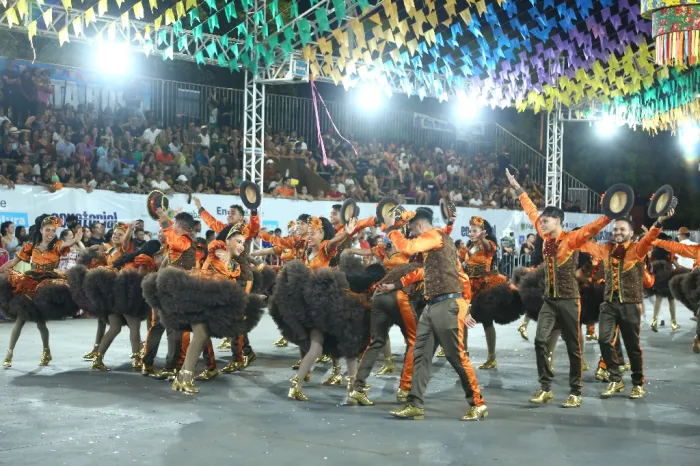 38º Festejo Junino: Sexta noite de apresentações é marcada com cores, sabores, tradições históricas e muita fé