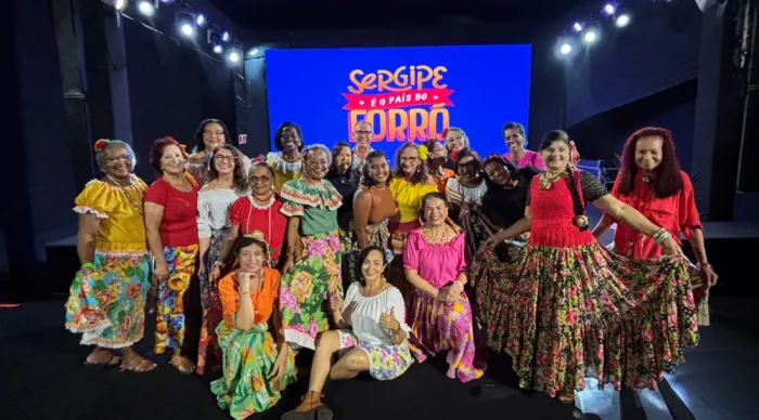 Aposentados e pensionistas do DançaPrev se apresentam na Vila do Forró