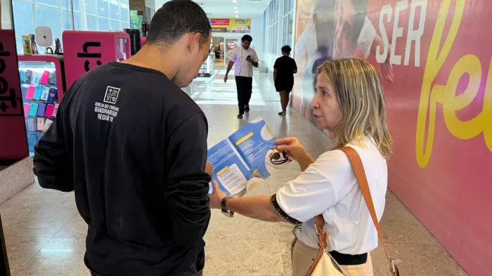 Ação em shopping divulga serviço gratuito de apoio psicológico “Minutos pela Vida”