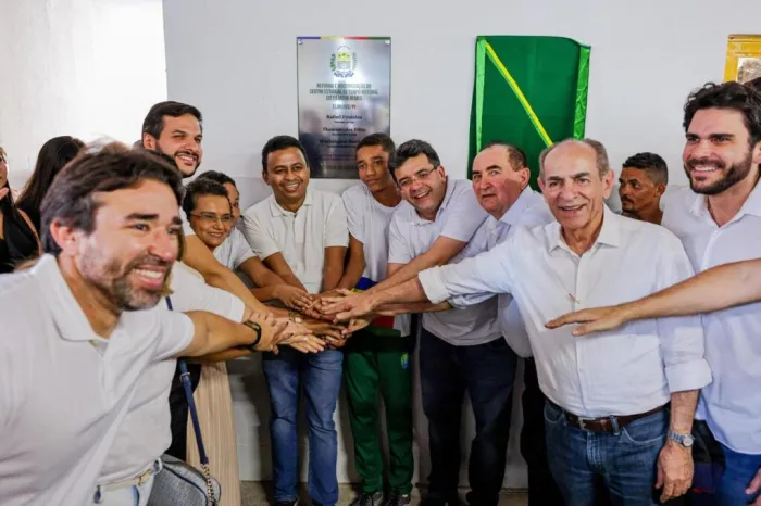 Rafael inaugura reforma de escola, autoriza melhoria no cais e entrega títulos de imóveis em Floriano