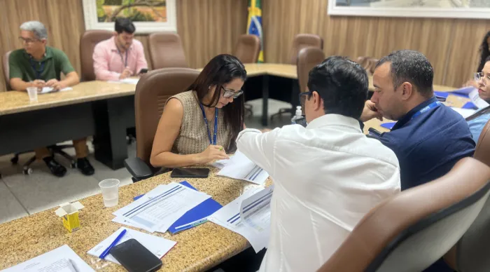 Secretaria de Estado da Casa Civil discute andamento de emendas parlamentares com assessores