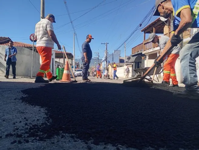 Prefeitura de São Sebastião reforça infraestrutura urbana com ação tapa-buraco na Topolândia e Olaria