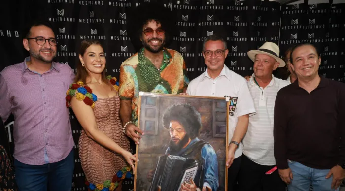 O quadro foi entregue a Mestrinho após seu show no Arraiá do Povo / Foto: César de Oliveira