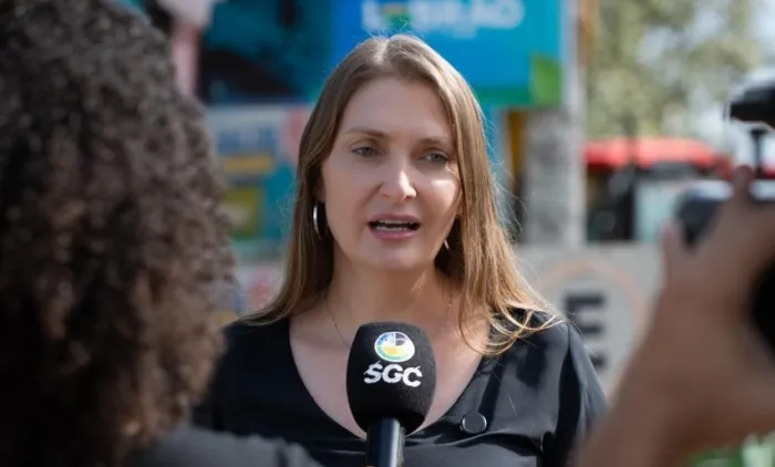  Deputada concede entrevista a emissora de tv (Foto: Divulgação)