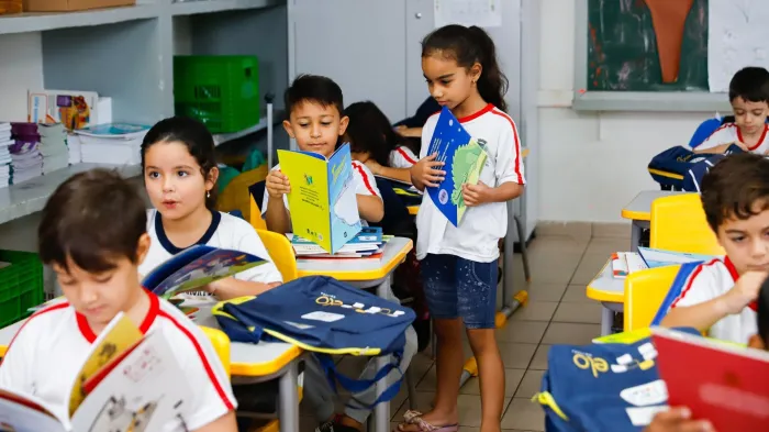 Educação lança projeto que entrega acervo literário para 20 mil alunos