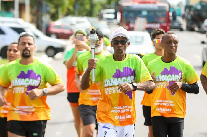 Emoção e espírito patriótico marcam passagem do Fogo Simbólico do 2 de Julho por Camaçari
