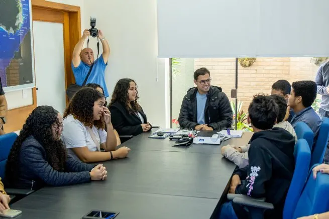 Estudantes do Parlamento Jovem visitam gabinete do prefeito e aprendem sobre o Poder Executivo