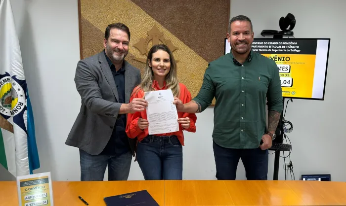 Deputado Alex Redano prestigia assinatura de convênio entre Detran e Prefeitura de Ariquemes para modernização da sinalização viária