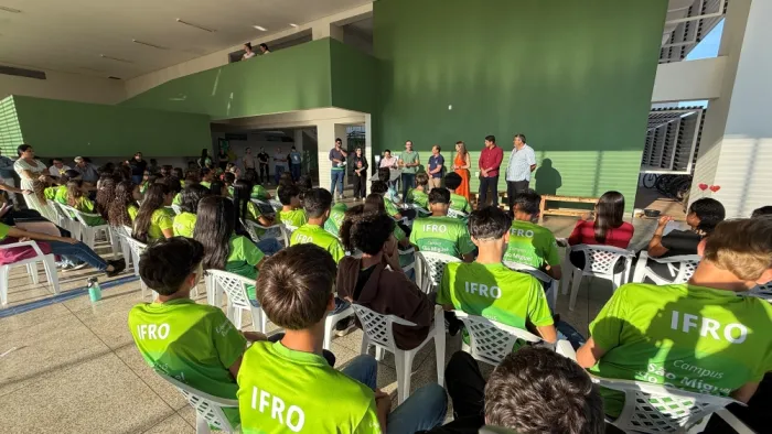 Entrega simbólica foi realizada durante visita à unidade, com a presença do diretor da unidade, servidores e estudantes do instituto.