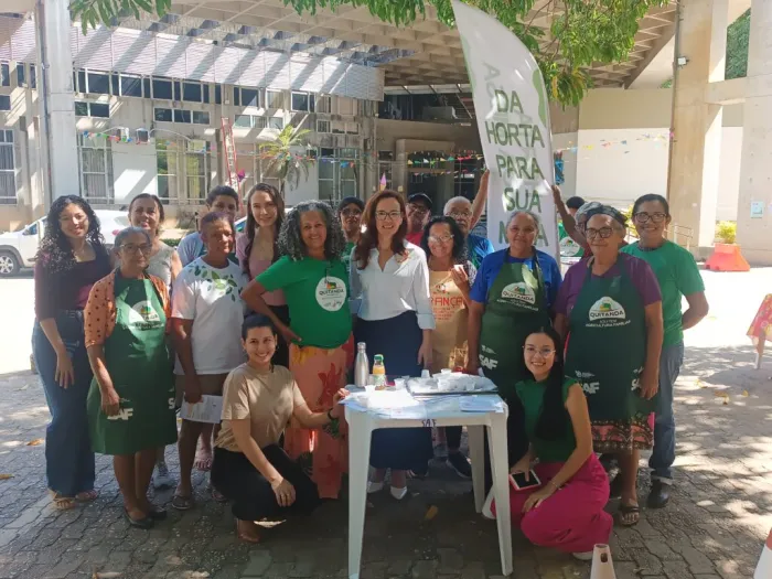Agricultores da Quitanda recebem orientações sobre redução de desperdício de alimentos por estudantes da Uespi