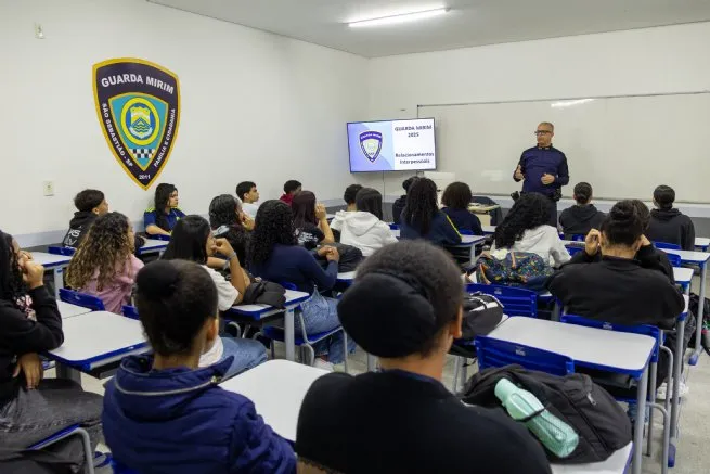 Alunos da rede municipal participam de vivência na Base da Guarda Mirim em Barequeçaba