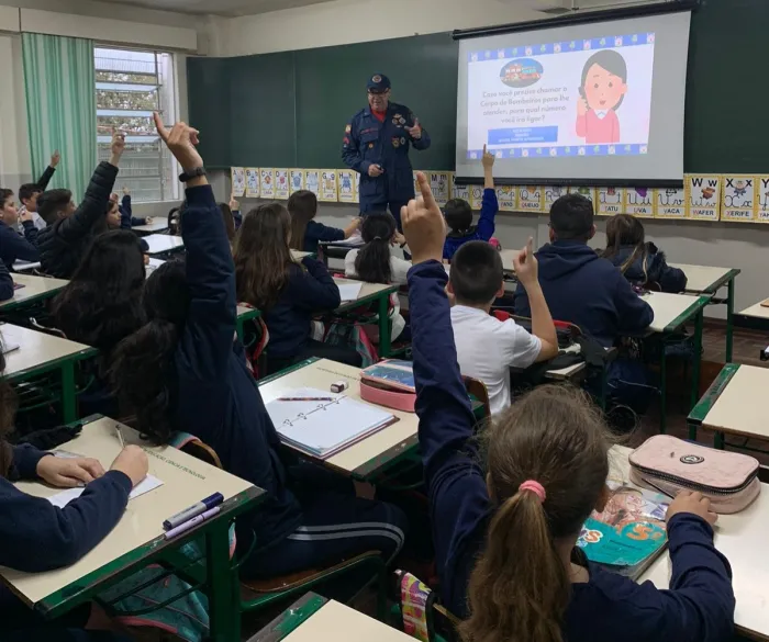 Dia Nacional do Bombeiro: parceria entre SED e CBMSC faz a diferença na vida dos estudantes da rede estadual de ensino