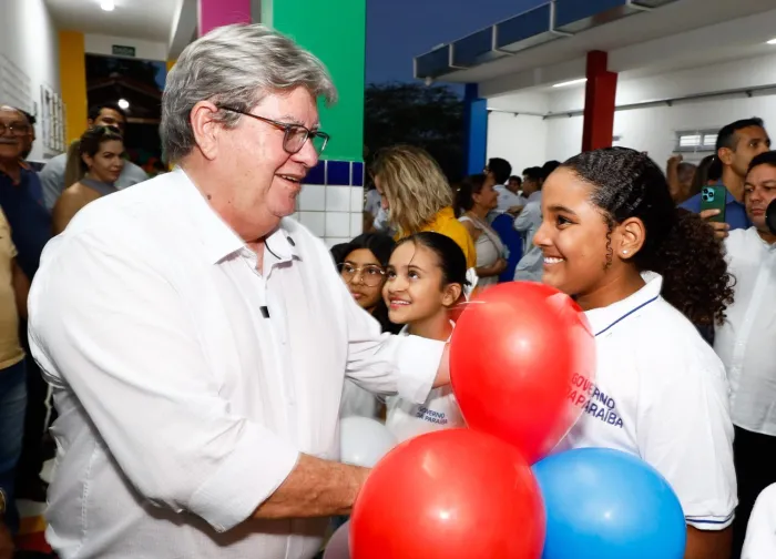 João Azevêdo entrega escola, oficina ortopédica e visita terreno onde será construído o Hospital da Mulher do Sertão, em Sousa