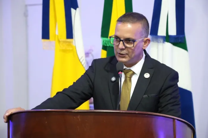 Inspetor Cabral cobra retirada de cartazes irregulares em postes e semáforos de Dourados