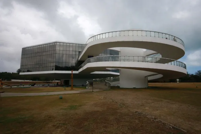 Exposição ‘Cores da Cidade’ leva poesia visual à Estação Cabo Branco