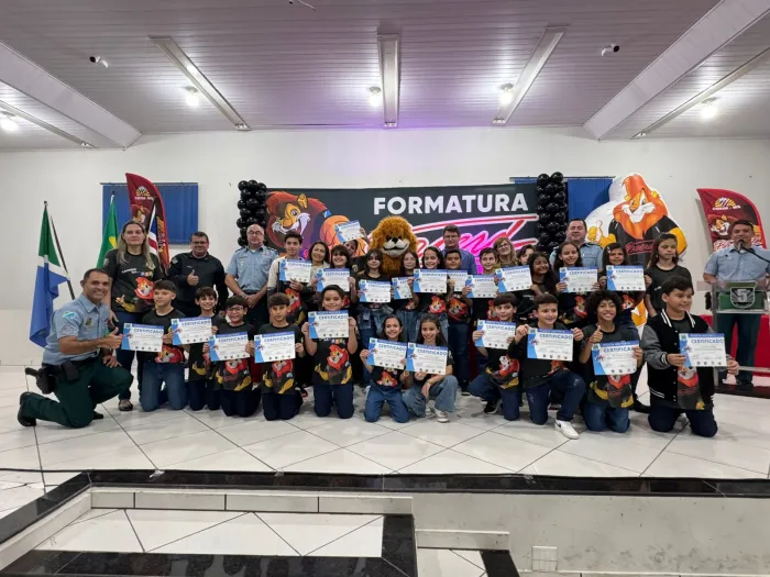 Polícia Militar realiza formatura do PROERD em escolas particulares de Coxim