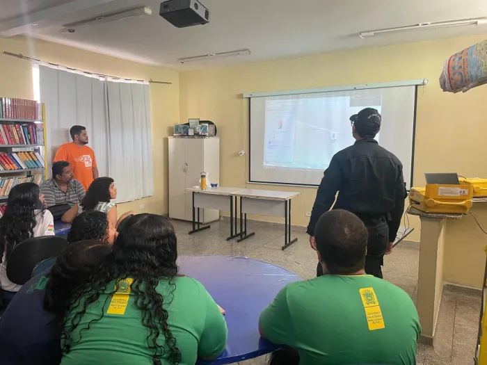 Policiais do 6º BPM promovem palestra educativa sobre segurança pública em escola de Ladário em junho