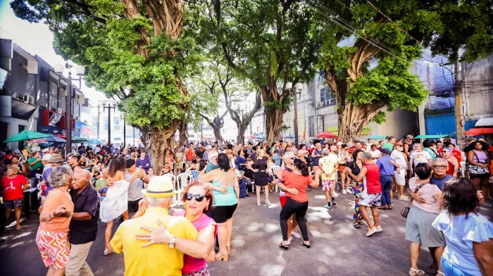 Sambista Salete Marrom é atração do Sabadinho Bom deste fim de semana