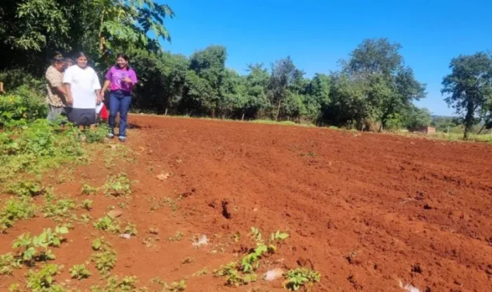 Mulheres indígenas iniciam cultivo de alimentos com apoio da Prefeitura