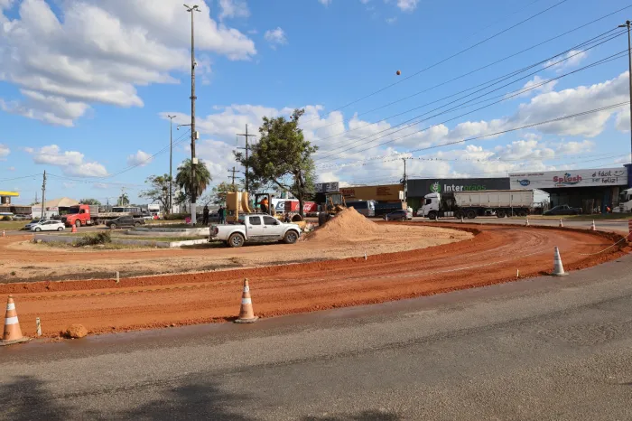 Obras: Sevop realiza terraplanagem e colocação de cascalho na rotatória do Km 06