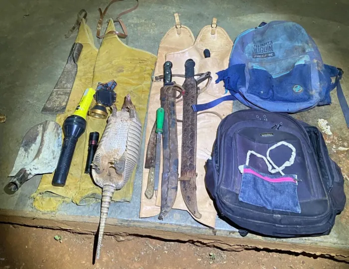 Polícia Militar flagra caça ilegal na Serra da Capivara e apreende tatu abatido e ferramentas usadas no crime