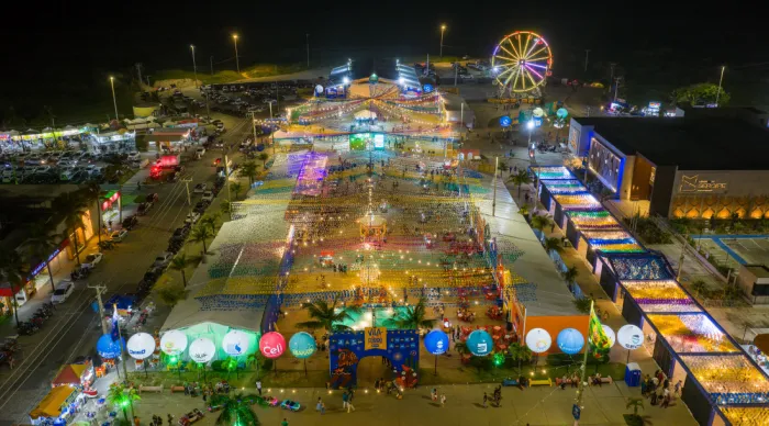 Na Vila do Forró, os visitantes e turistas encontram um espaço diversificado, onde se respira cultura à beira-mar / Foto: Arthuro Paganini