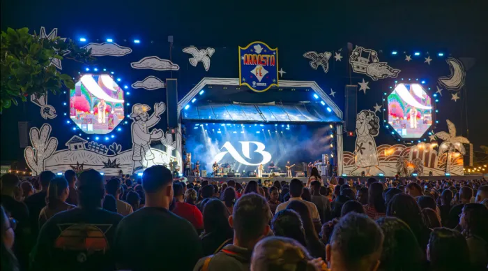 Aline Barros no palco do Arrasta Fé | Foto: Thiago Santos