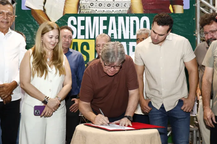 João Azevêdo assina ordem de serviço para construção da Cidade da Astronomia, em Carrapateira