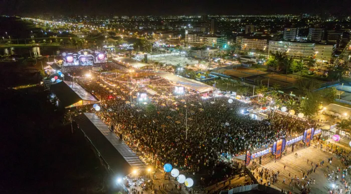 Por dia, cerca de 1.500 profissionais atuam direta e indiretamente para fazer a festa na Praça de Eventos da Orla da Atalaia / Foto: Arthuro Paganini