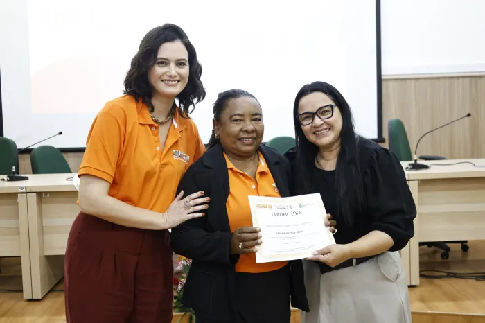 Programa ‘Mulheres Mil’ entrega certificados para concluintes do curso de recepcionista
