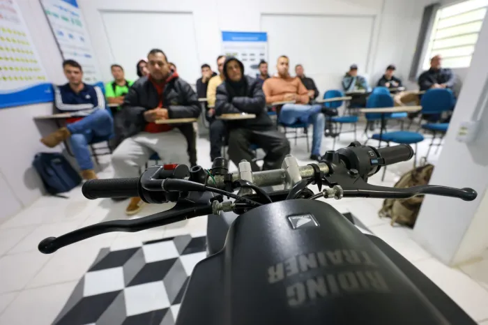 CNH Emprego na Pista: programa do Governo do Estado leva qualificação e dignidade a motofretistas no Vale do Itajaí