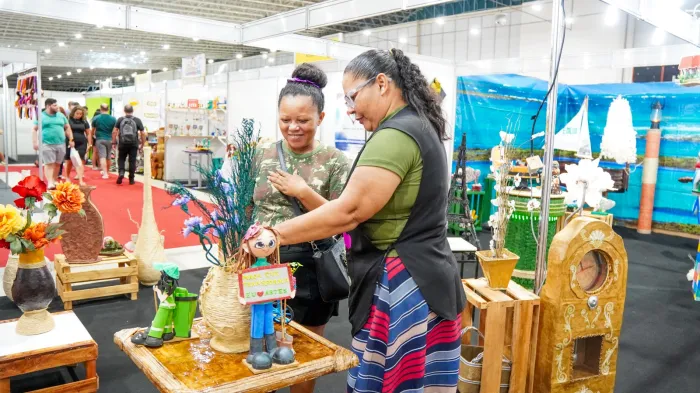 Visitantes de estande da Emlur na Multifeira Brasil Mostra Brasil se encantam com exposição