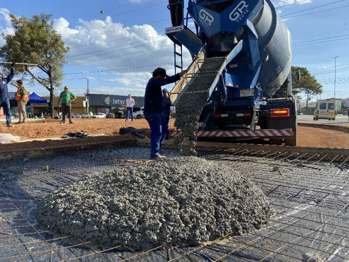Obras: Inicia pavimentação em concreto da Rotatória do KM-6