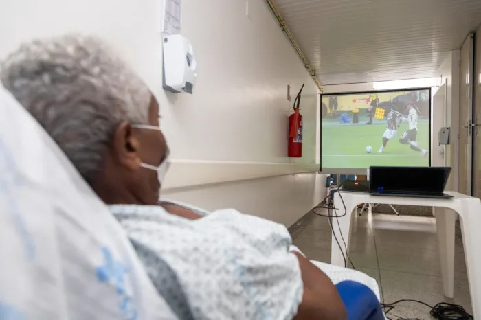 Pacientes sob internação no Hospital de Oncologia assistem semifinal do Mundial de Clubes