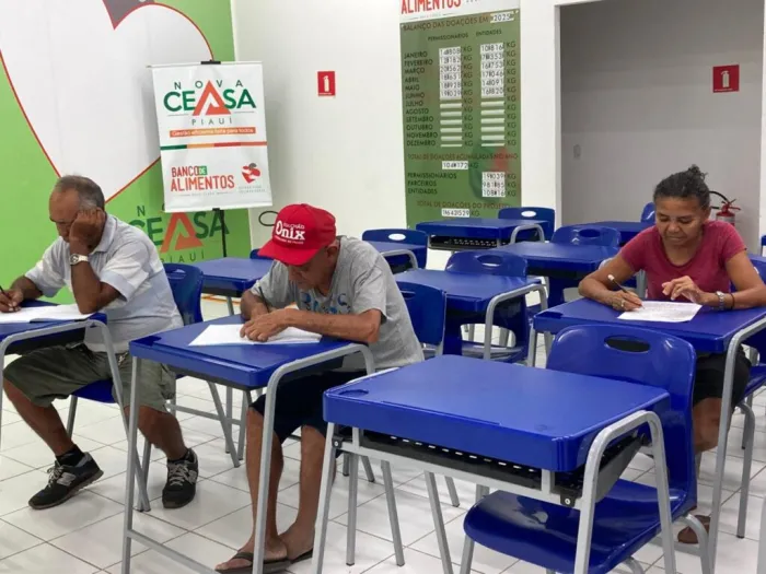 Alfabetização na Nova Ceasa transforma a rotina de trabalhadores com aulas no local