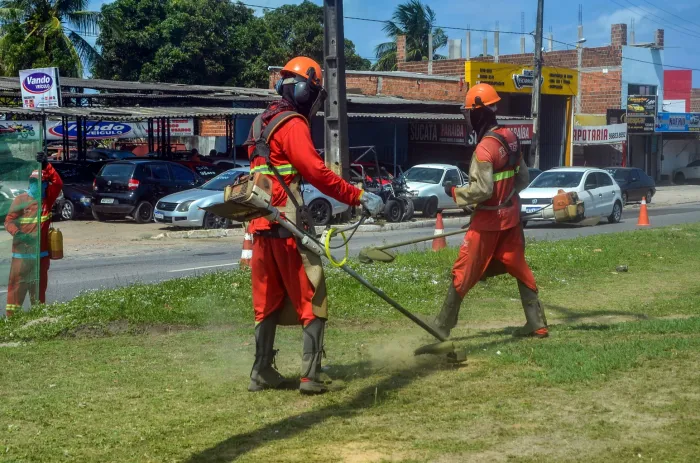 Serviços de roço e capinação atendem oito bairros nesta quarta-feira