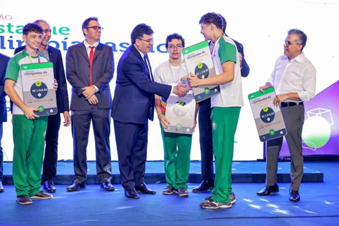 Rafael Fonteles premia medalhistas de ouro da OBMEP com R$ 1.518 e professores destaque no Ideb com 14º salário