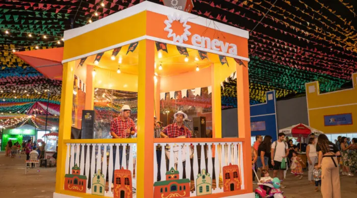 Coreto recepciona visitantes e turistas com trios pé de serra na Vila do Forró