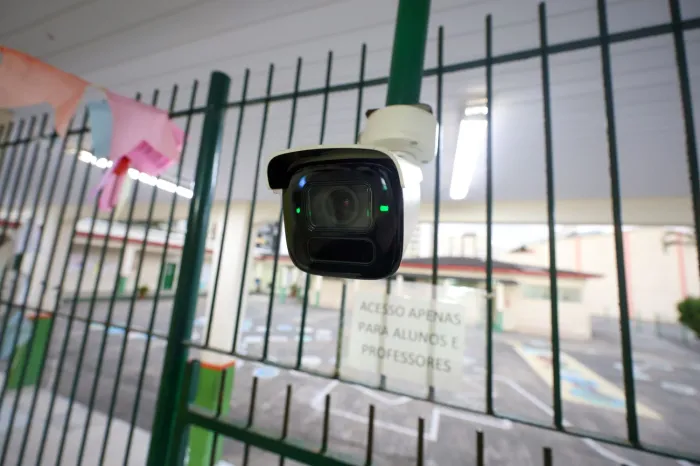 SC reforça segurança nas escolas com instalação de novas câmeras e botão do pânico em 100% das unidades