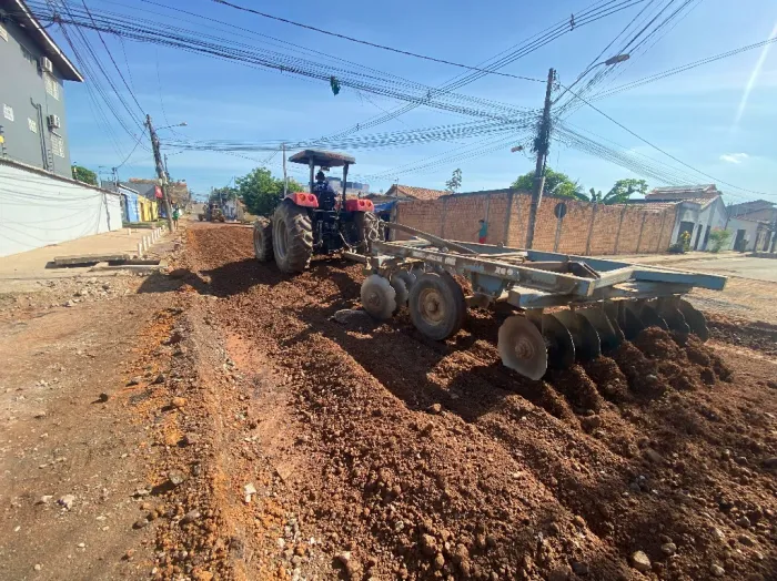 Obras: Equipes realizam terraplanagem na Rua Pedro Fontenele, na Cidade Nova