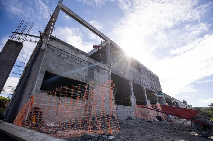 Em ritmo avançado, obras da Policlínica Regional de Camaçari passam por vistoria