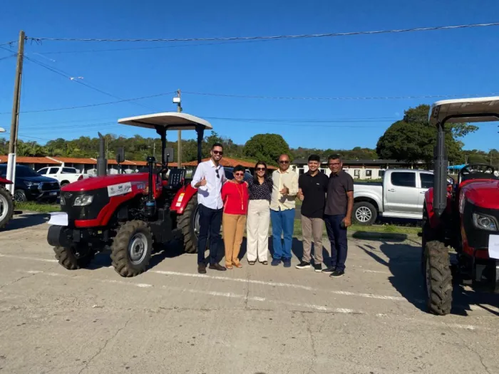 SAF realiza entrega de tratores e kits de irrigação em Teresina