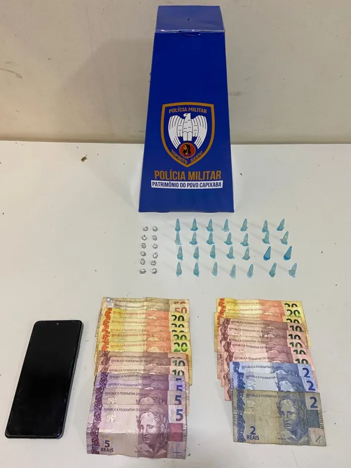 10º BPM APREENDE DROGAS, RECUPERA MATERIAL FURTADO E DETÉM SUSPEITO COM MANDADO DE PRISÃO EM ABERTO EM GUARAPARI