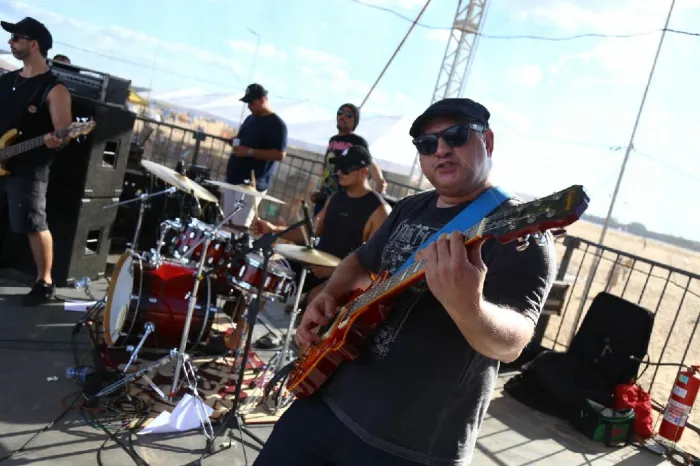 Maraverão: Galera roqueira agita Praia do Tucunaré no Dia Mundial do Rock