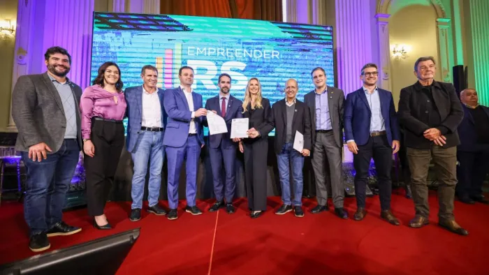 Governador Eduardo Leite participa da entrega de Licenças Prévias a representantes da empresa nesta quarta (16) no Piratini -Foto: Vitor Rosa/Secom