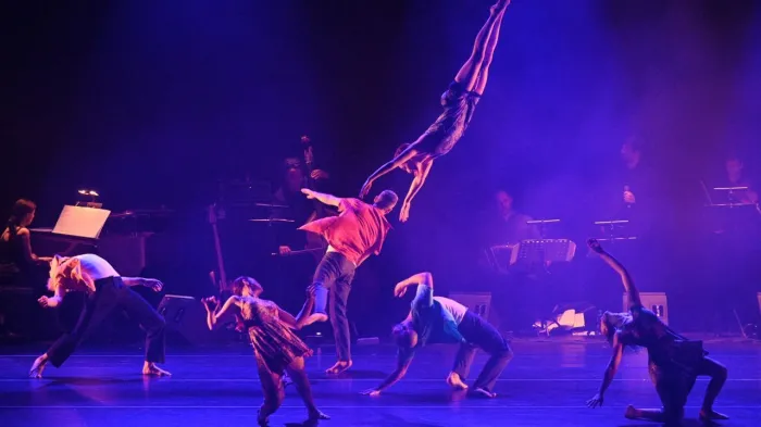 Espetáculo argentino de dança aérea ‘8cho’ abre o FIT Rio Preto 2025